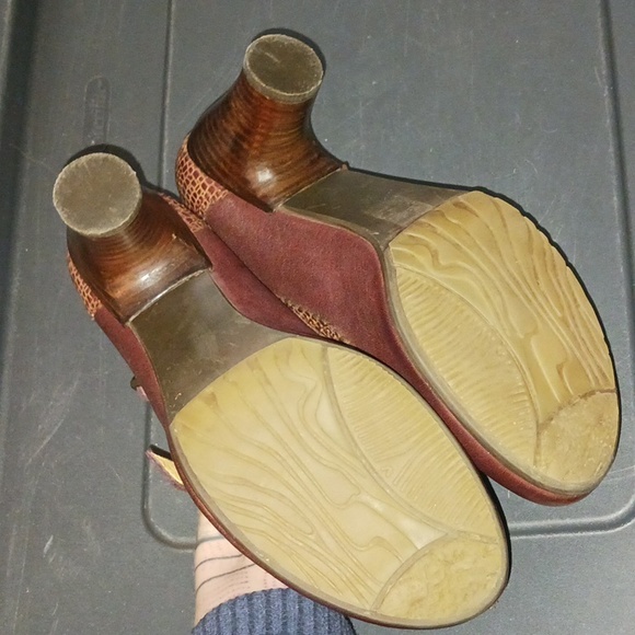 'Gold Button' Mary Jane heel - Picture 6 of 8